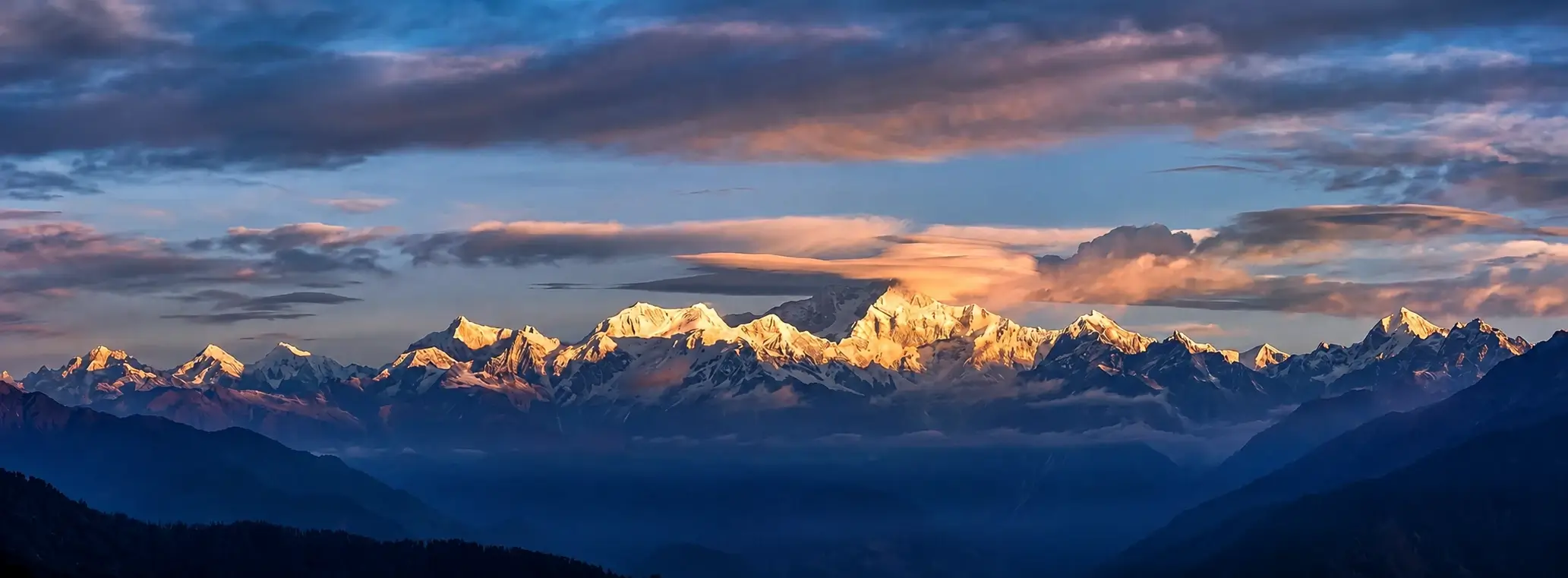 Kanchenjunga at dawn — Darjeeling luxury wellness Aestethik 2026